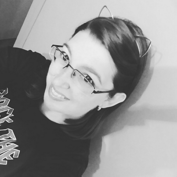 Meet your Posher, Amanda - Picture 2 of 2